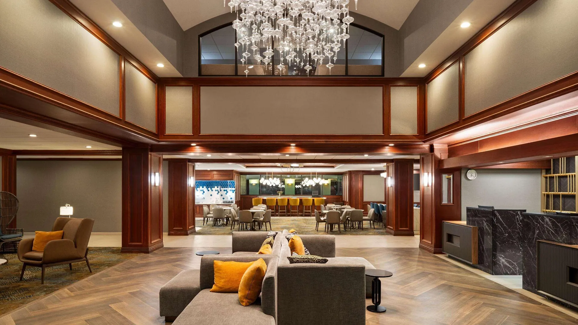 Staying Near Mayfair Park: 4 Airport Hotels Compared