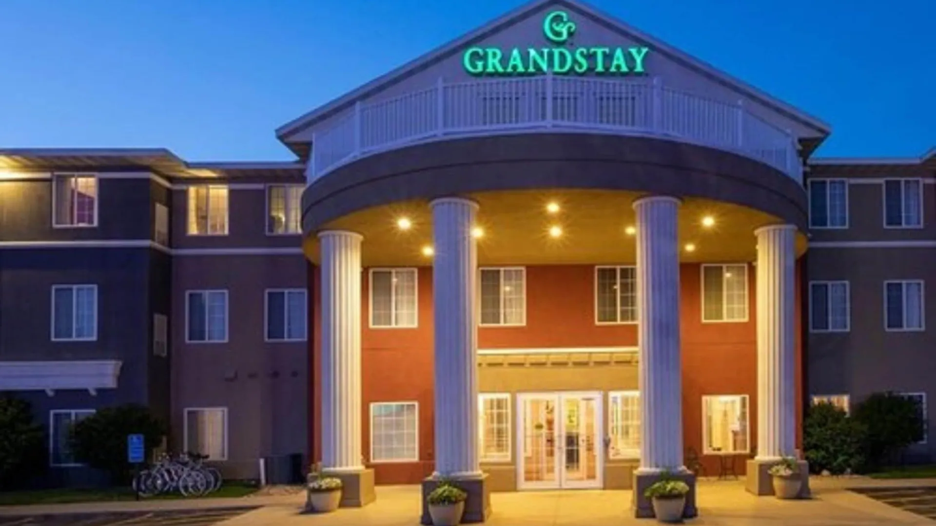 Best 4 Business Hotels Near Brunnier Art Museum for Easy Access