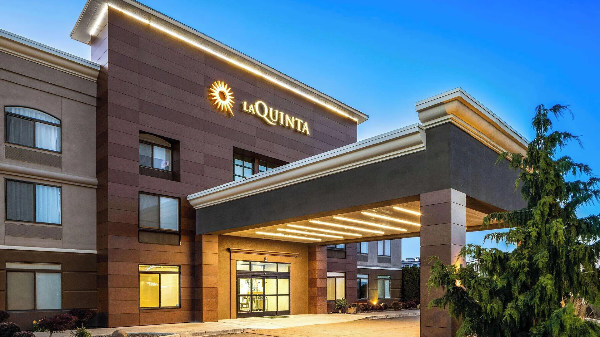 4 Budget Hotels Near Chiawana Park Worth Booking