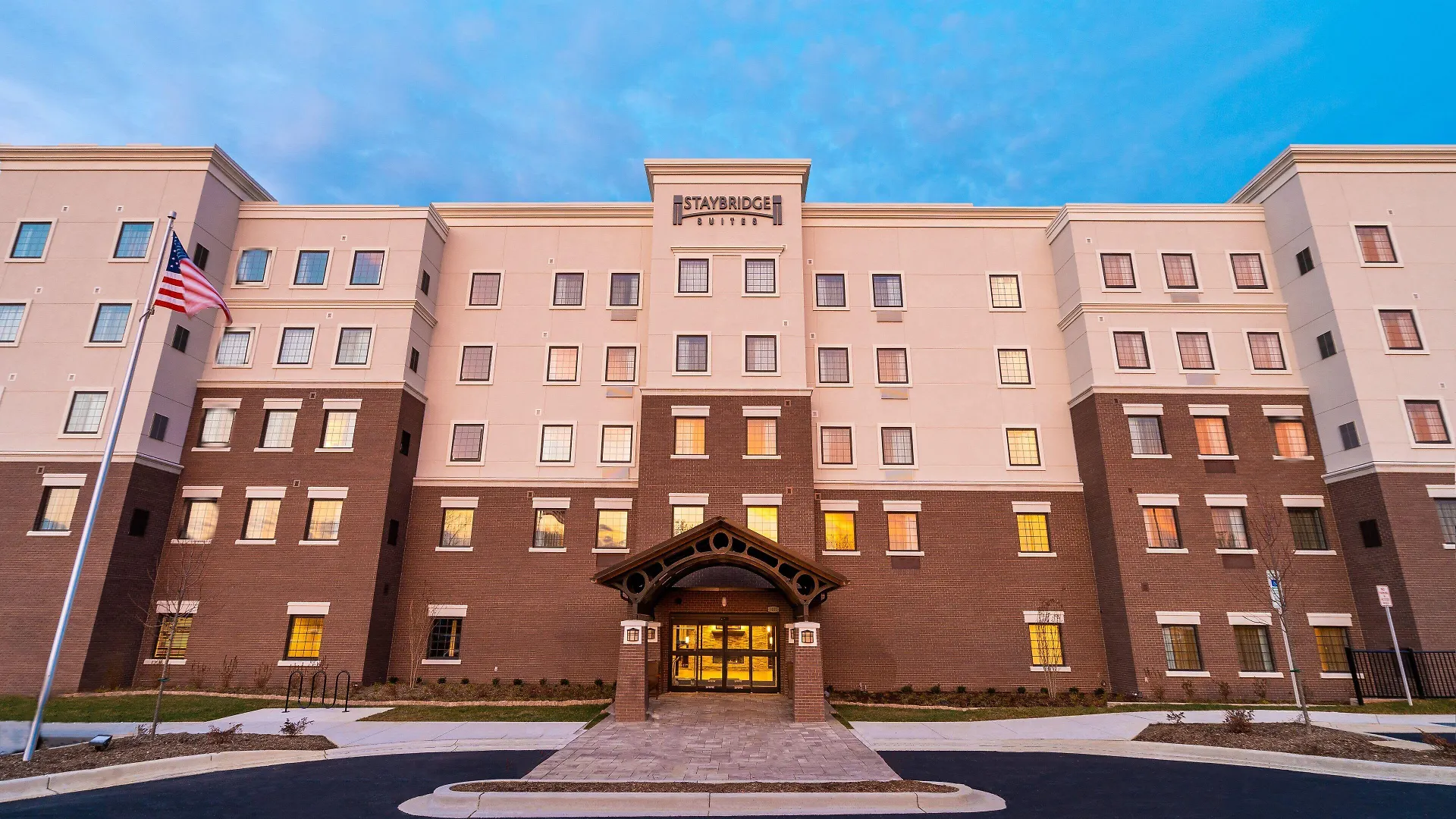 Where to Stay Near Six Flags America: 2 Best 3-Star Hotels