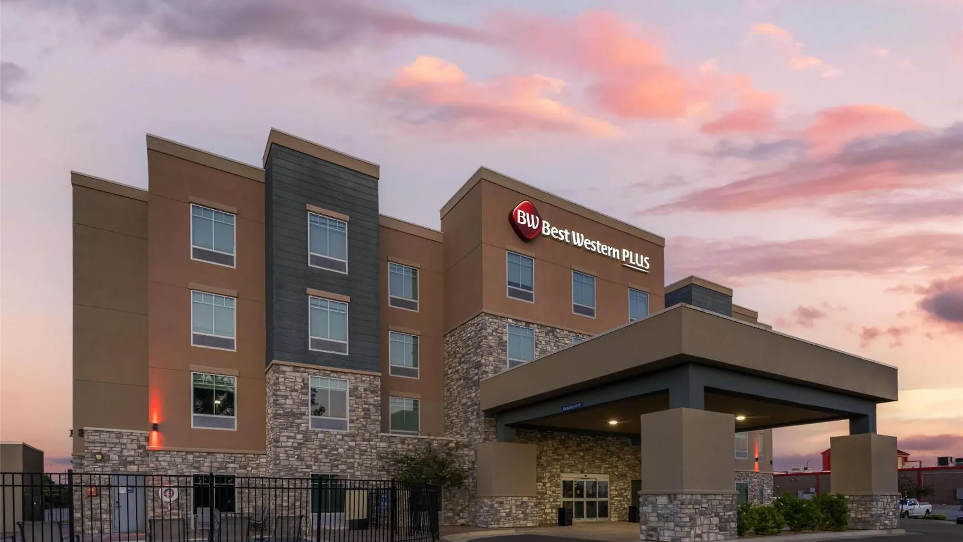 Where to Stay Near McPherson Museum: 4 Best 3-Star Hotels