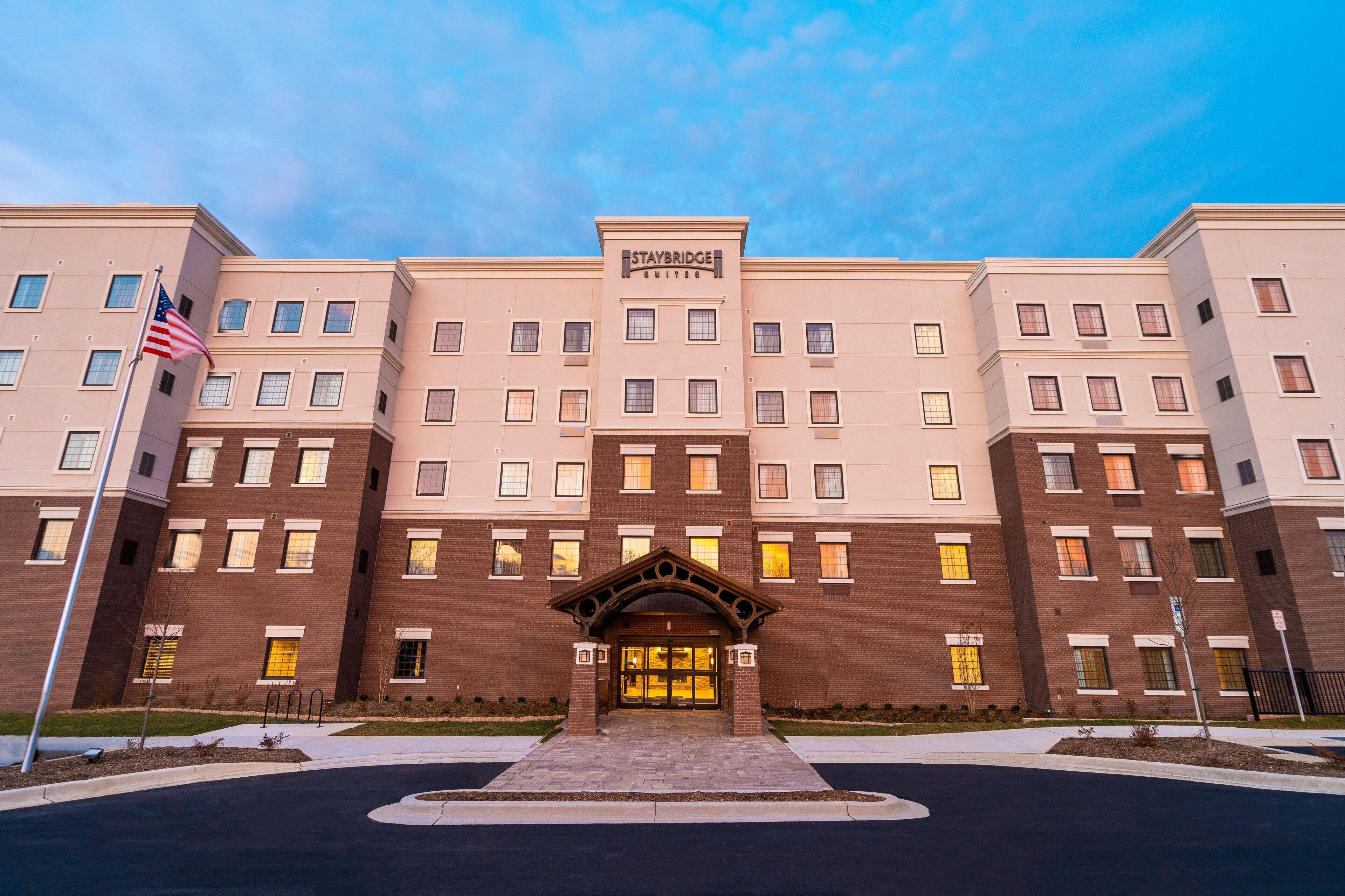 Where to Stay Near Six Flags America: 2 Best 3-Star Hotels