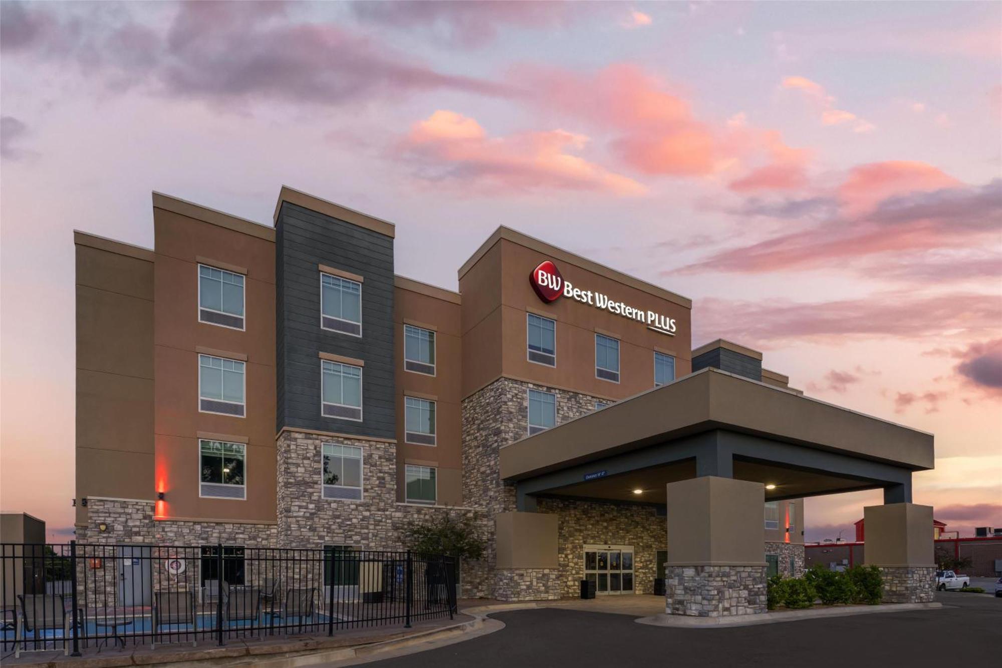 Where to Stay Near McPherson Museum: 4 Best 3-Star Hotels